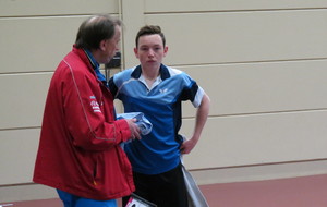 Jacky conseillant Hugo, qui progresse de match en match!